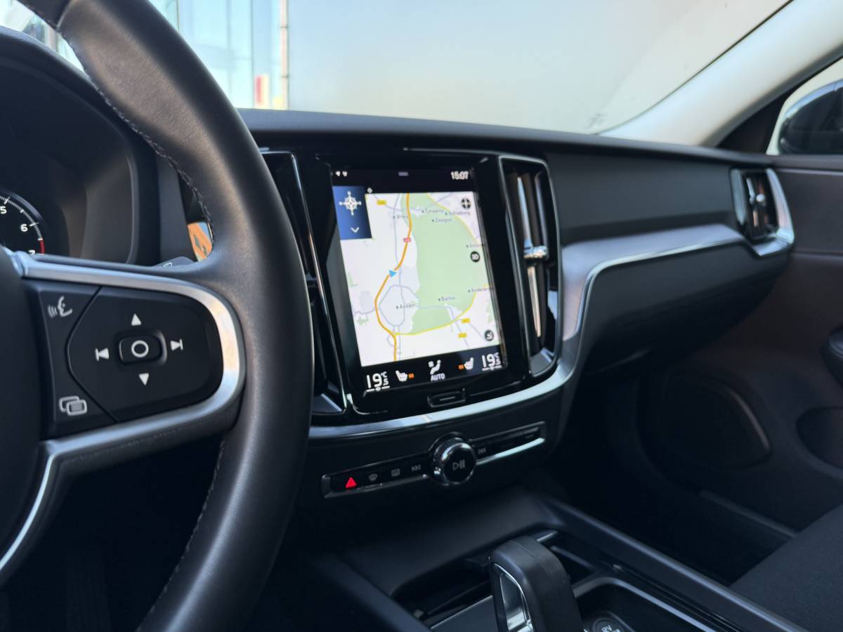 Volvo V60 Volvo V60 BWJ 2022 2.0 B4  200 PK Momentum AUTOMAAT | TREKHAAK | STOEL + STUURVERW. | FULL LED | CAMERA | CRUISE | CARPLAY + ANDROID | NAVI | CLIMA | LMV | PDC