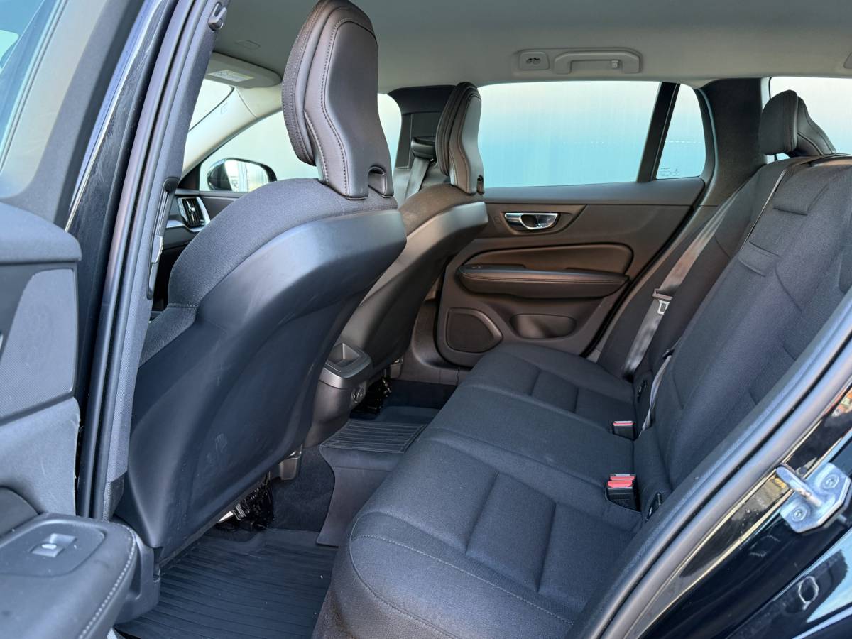 Volvo V60 Volvo V60 BWJ 2022 2.0 B4  200 PK Momentum AUTOMAAT | TREKHAAK | STOEL + STUURVERW. | FULL LED | CAMERA | CRUISE | CARPLAY + ANDROID | NAVI | CLIMA | LMV | PDC