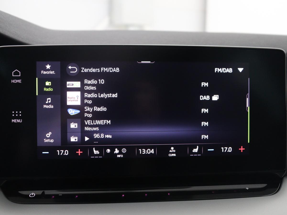 Škoda Octavia Skoda Octavia Combi1.5 e-TSI Sport Business | Stoelverwarming | Cruise control | Sfeerverlichting | Carplay | Navigatie | DAB | Park assist | Climate control | Trekhaak