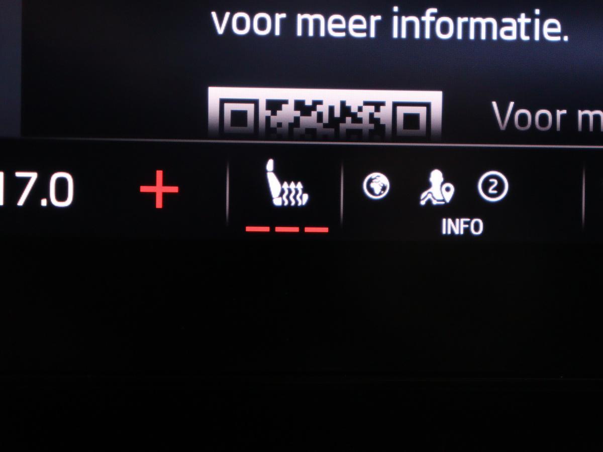 Škoda Octavia Skoda Octavia Combi1.5 e-TSI Sport Business | Stoelverwarming | Cruise control | Sfeerverlichting | Carplay | Navigatie | DAB | Park assist | Climate control | Trekhaak
