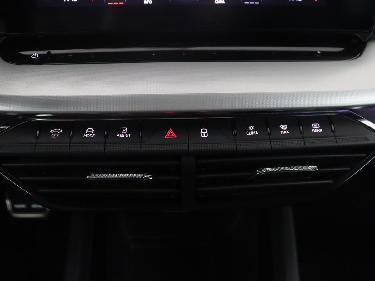 Škoda Octavia Skoda Octavia Combi1.5 e-TSI Sport Business | Stoelverwarming | Cruise control | Sfeerverlichting | Carplay | Navigatie | DAB | Park assist | Climate control | Trekhaak