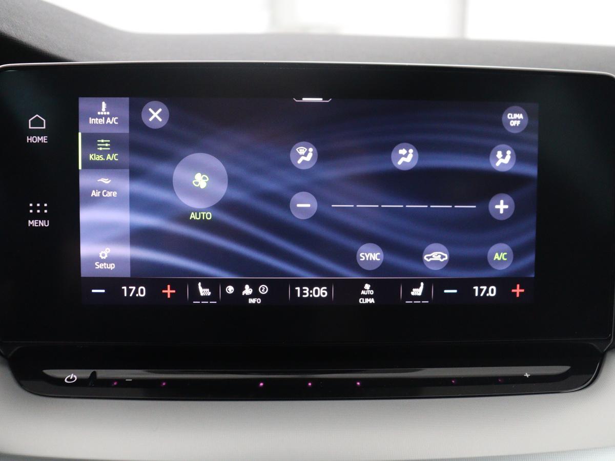 Škoda Octavia Skoda Octavia Combi1.5 e-TSI Sport Business | Stoelverwarming | Cruise control | Sfeerverlichting | Carplay | Navigatie | DAB | Park assist | Climate control | Trekhaak