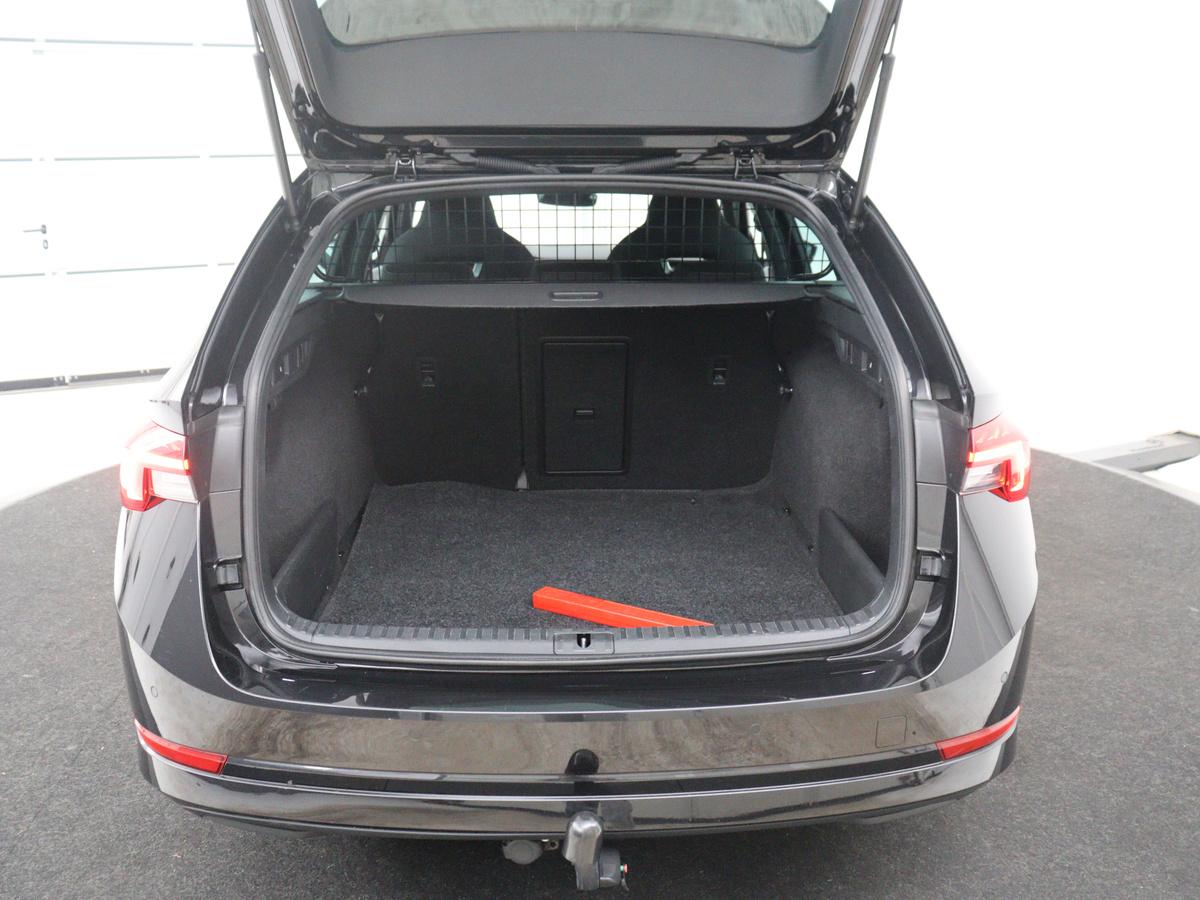 Škoda Octavia Skoda Octavia Combi1.5 e-TSI Sport Business | Stoelverwarming | Cruise control | Sfeerverlichting | Carplay | Navigatie | DAB | Park assist | Climate control | Trekhaak