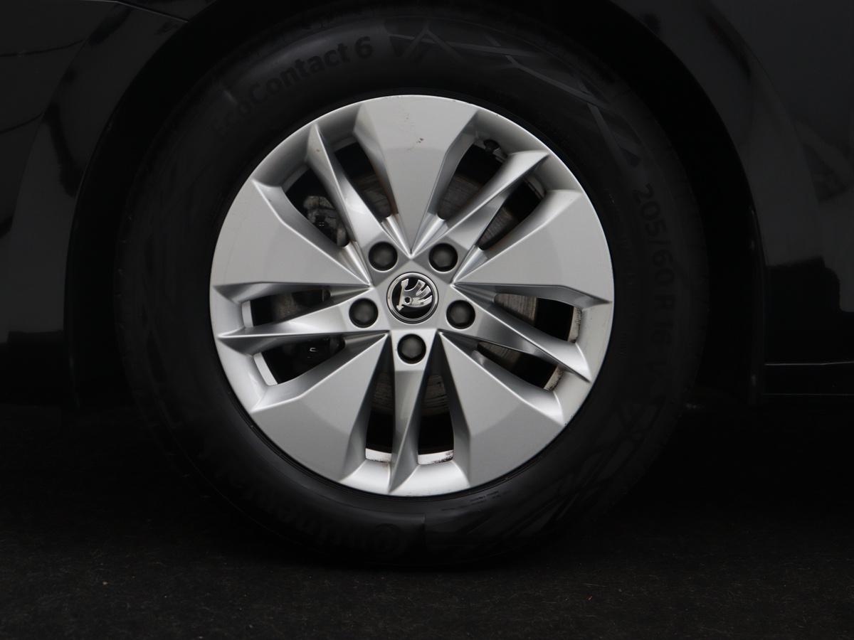 Škoda Octavia Skoda Octavia Combi1.5 e-TSI Sport Business | Stoelverwarming | Cruise control | Sfeerverlichting | Carplay | Navigatie | DAB | Park assist | Climate control | Trekhaak