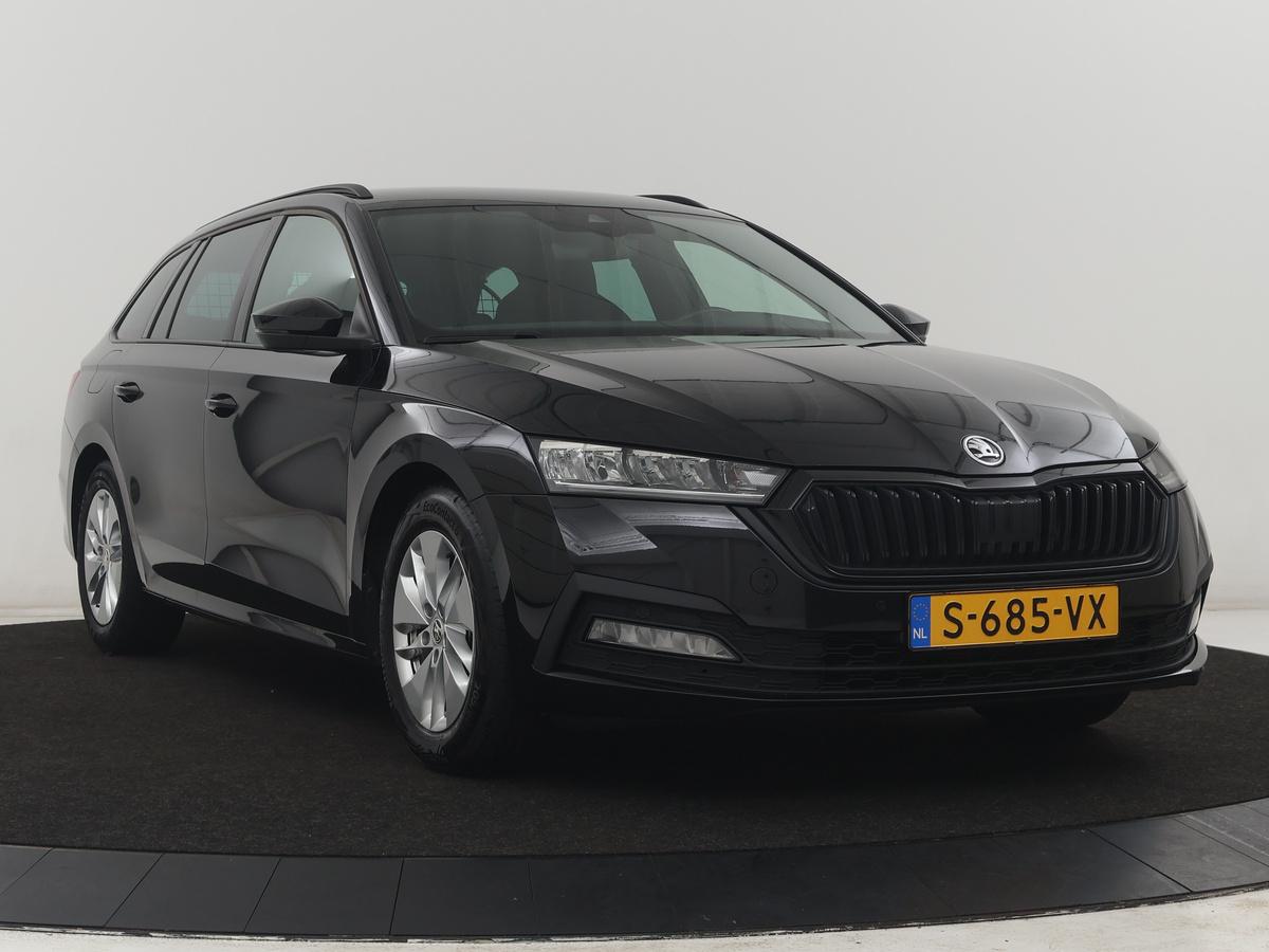 Škoda Octavia Skoda Octavia Combi1.5 e-TSI Sport Business | Stoelverwarming | Cruise control | Sfeerverlichting | Carplay | Navigatie | DAB | Park assist | Climate control | Trekhaak