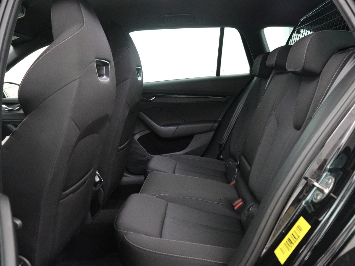 Škoda Octavia Skoda Octavia Combi1.5 e-TSI Sport Business | Stoelverwarming | Cruise control | Sfeerverlichting | Carplay | Navigatie | DAB | Park assist | Climate control | Trekhaak