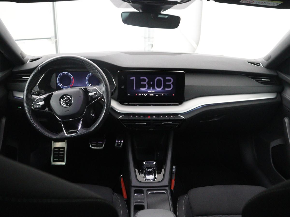 Škoda Octavia Skoda Octavia Combi1.5 e-TSI Sport Business | Stoelverwarming | Cruise control | Sfeerverlichting | Carplay | Navigatie | DAB | Park assist | Climate control | Trekhaak