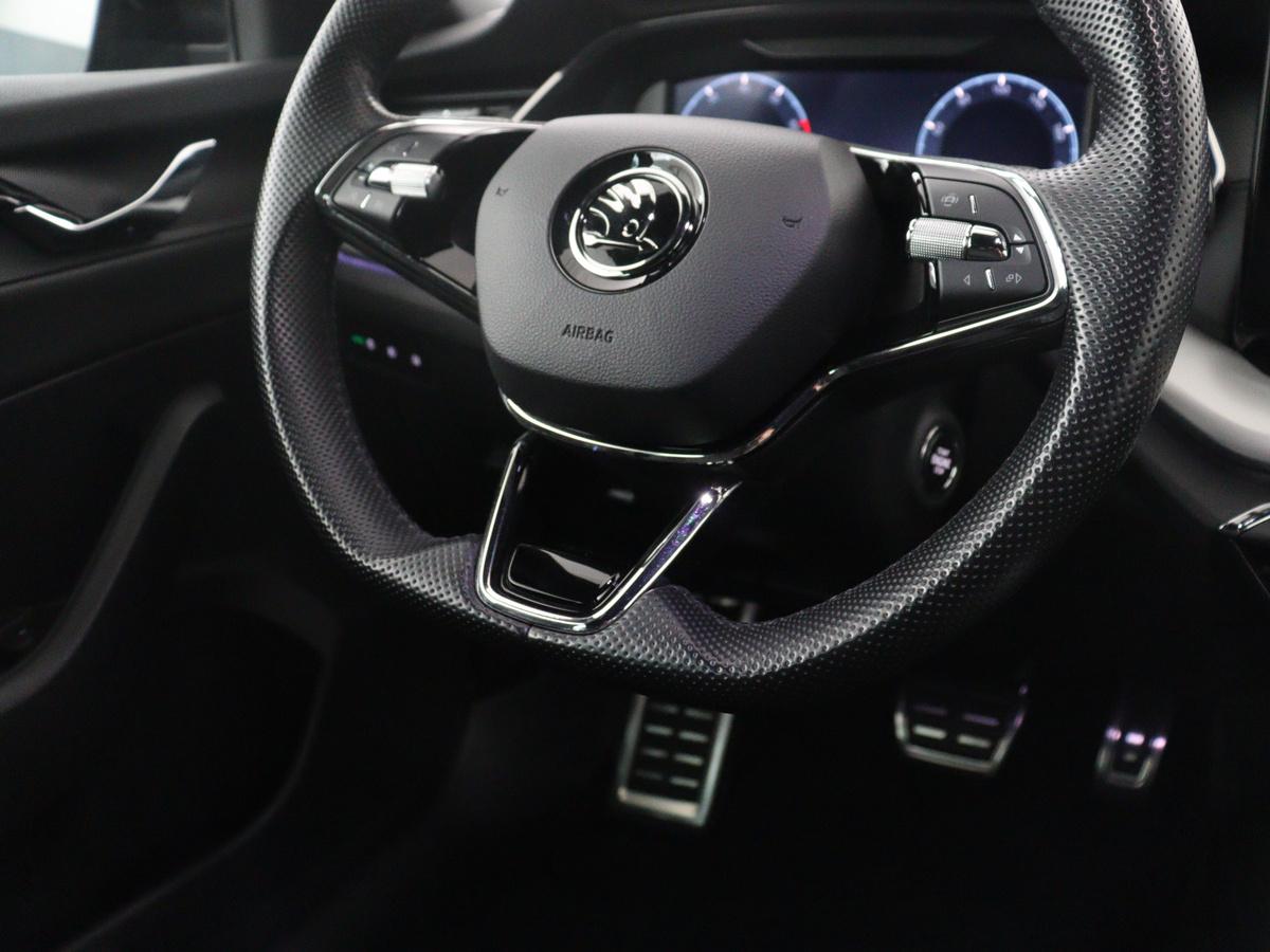 Škoda Octavia Skoda Octavia Combi1.5 e-TSI Sport Business | Stoelverwarming | Cruise control | Sfeerverlichting | Carplay | Navigatie | DAB | Park assist | Climate control | Trekhaak