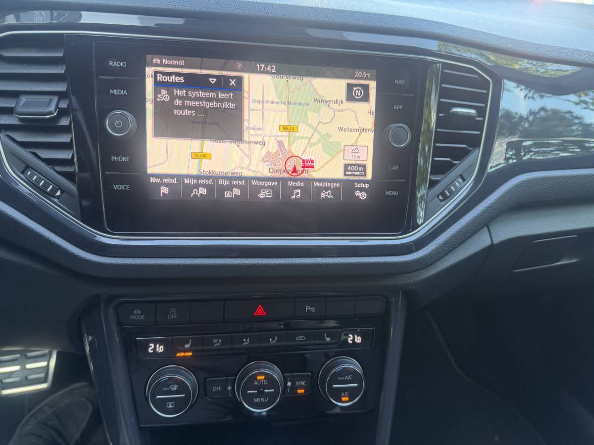 Volkswagen T-Roc Volkswagen T-Roc 1.5 TSI Sport Business R Automaat,navi,Trekhaak,Stoelverwarming,18Inch Bj 2019 Hoge Zit 150 pk