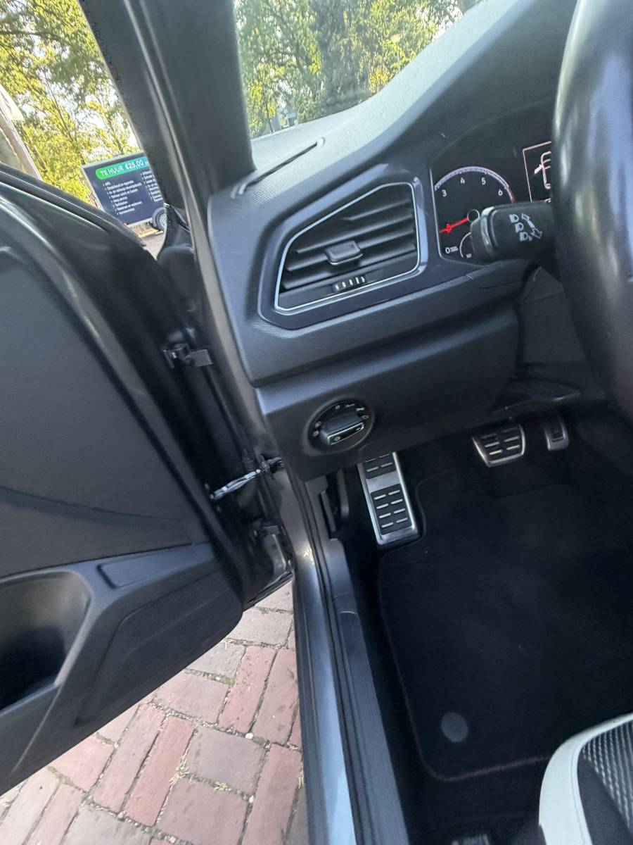 Volkswagen T-Roc Volkswagen T-Roc 1.5 TSI Sport Business R Automaat,navi,Trekhaak,Stoelverwarming,18Inch Bj 2019 Hoge Zit 150 pk