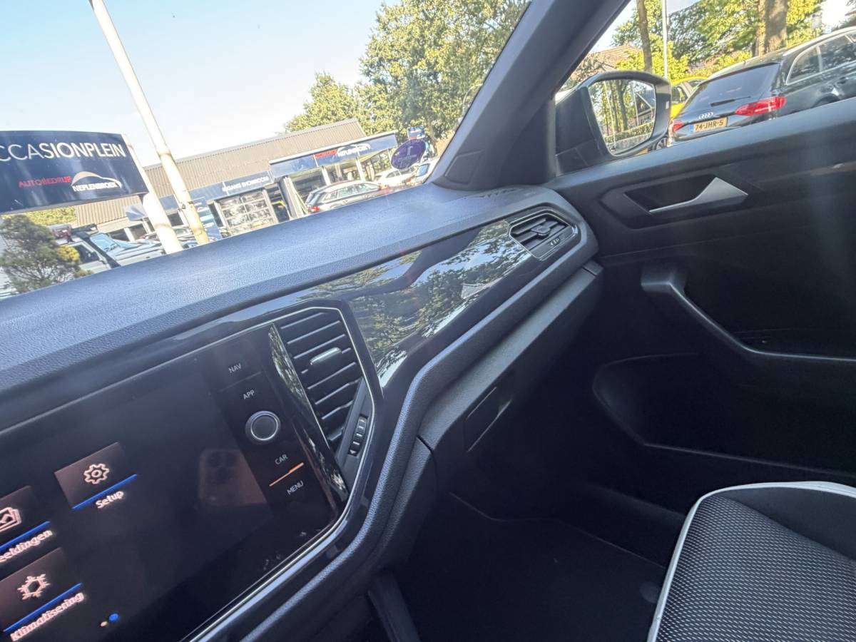 Volkswagen T-Roc Volkswagen T-Roc 1.5 TSI Sport Business R Automaat,navi,Trekhaak,Stoelverwarming,18Inch Bj 2019 Hoge Zit 150 pk