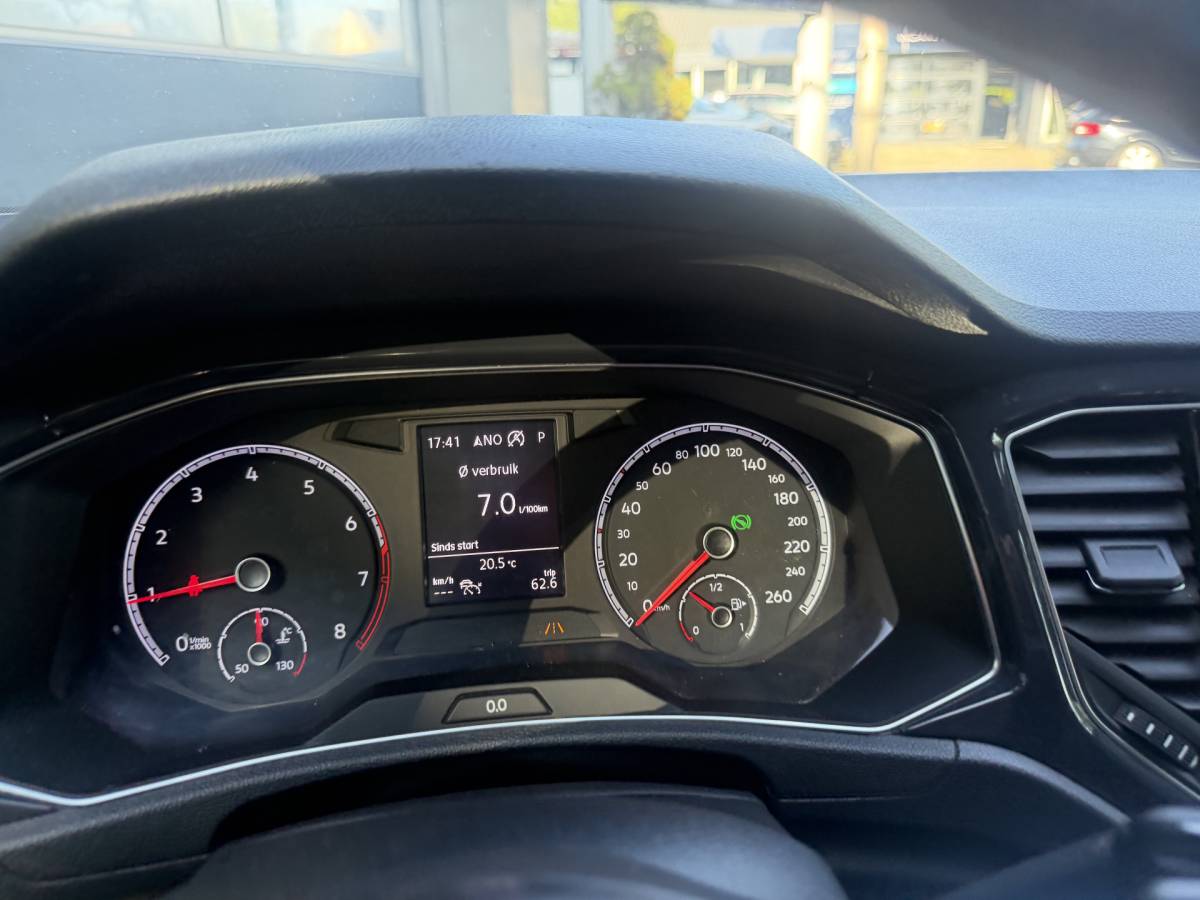 Volkswagen T-Roc Volkswagen T-Roc 1.5 TSI Sport Business R Automaat,navi,Trekhaak,Stoelverwarming,18Inch Bj 2019 Hoge Zit 150 pk