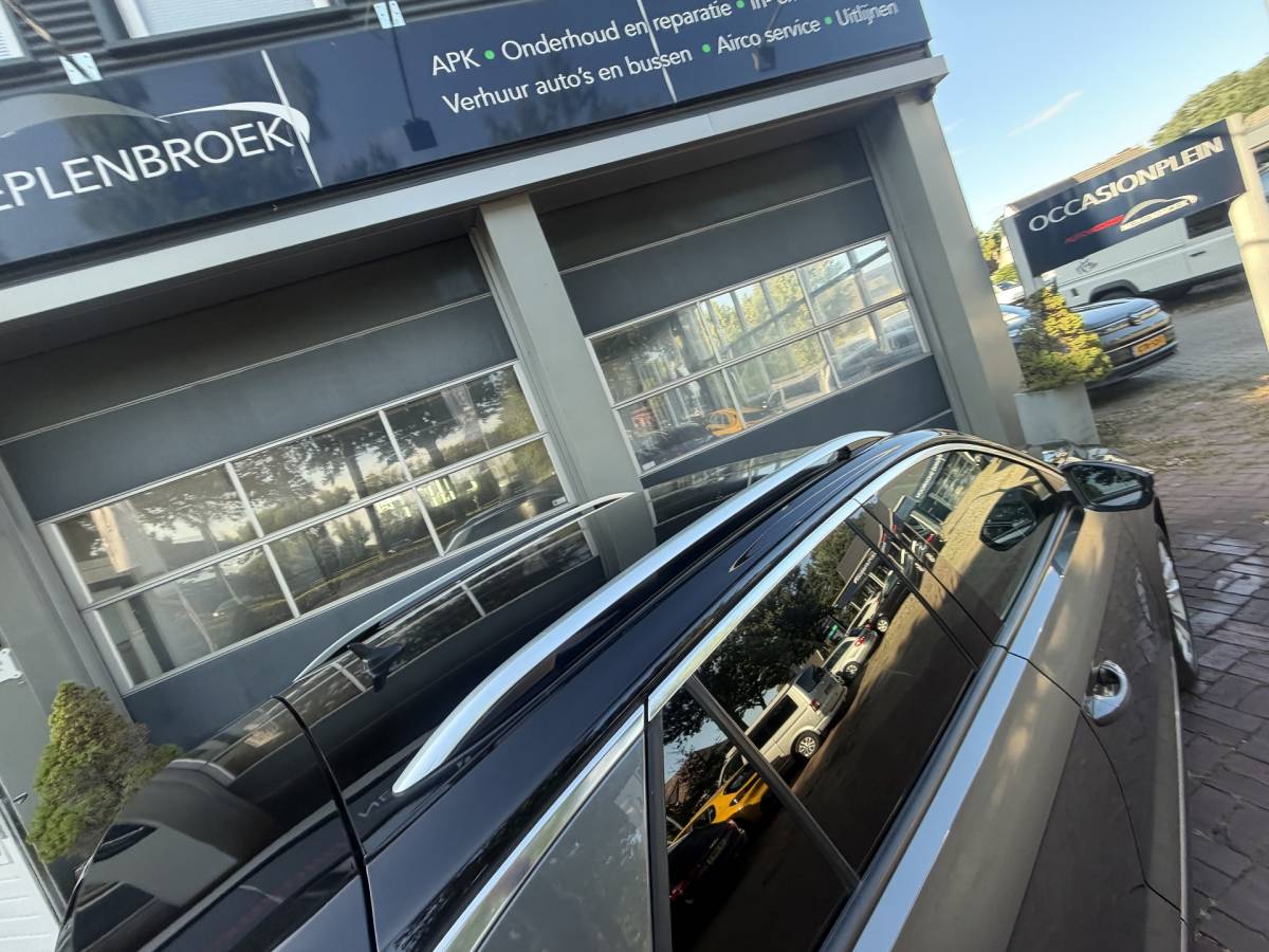 Volkswagen T-Roc Volkswagen T-Roc 1.5 TSI Sport Business R Automaat,navi,Trekhaak,Stoelverwarming,18Inch Bj 2019 Hoge Zit 150 pk