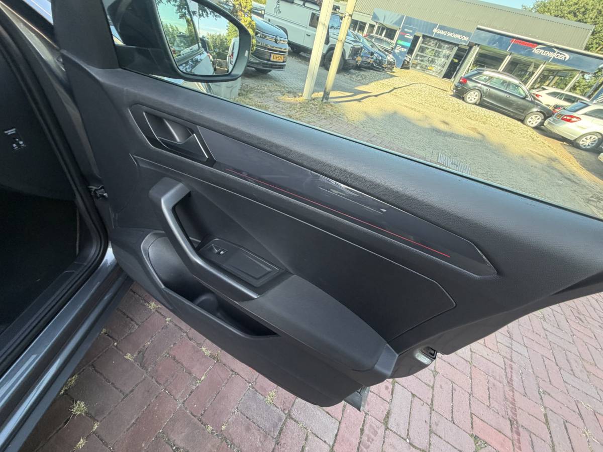 Volkswagen T-Roc Volkswagen T-Roc 1.5 TSI Sport Business R Automaat,navi,Trekhaak,Stoelverwarming,18Inch Bj 2019 Hoge Zit 150 pk