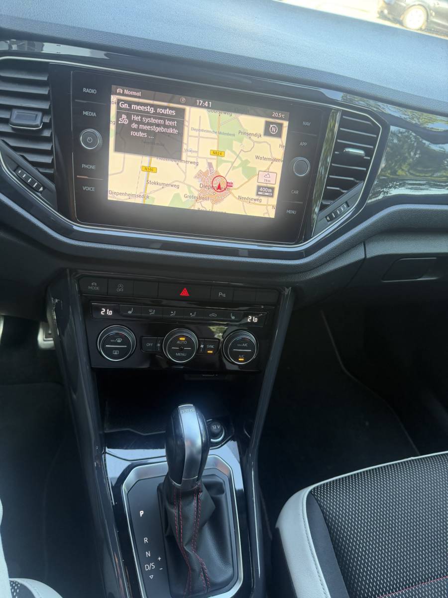 Volkswagen T-Roc Volkswagen T-Roc 1.5 TSI Sport Business R Automaat,navi,Trekhaak,Stoelverwarming,18Inch Bj 2019 Hoge Zit 150 pk