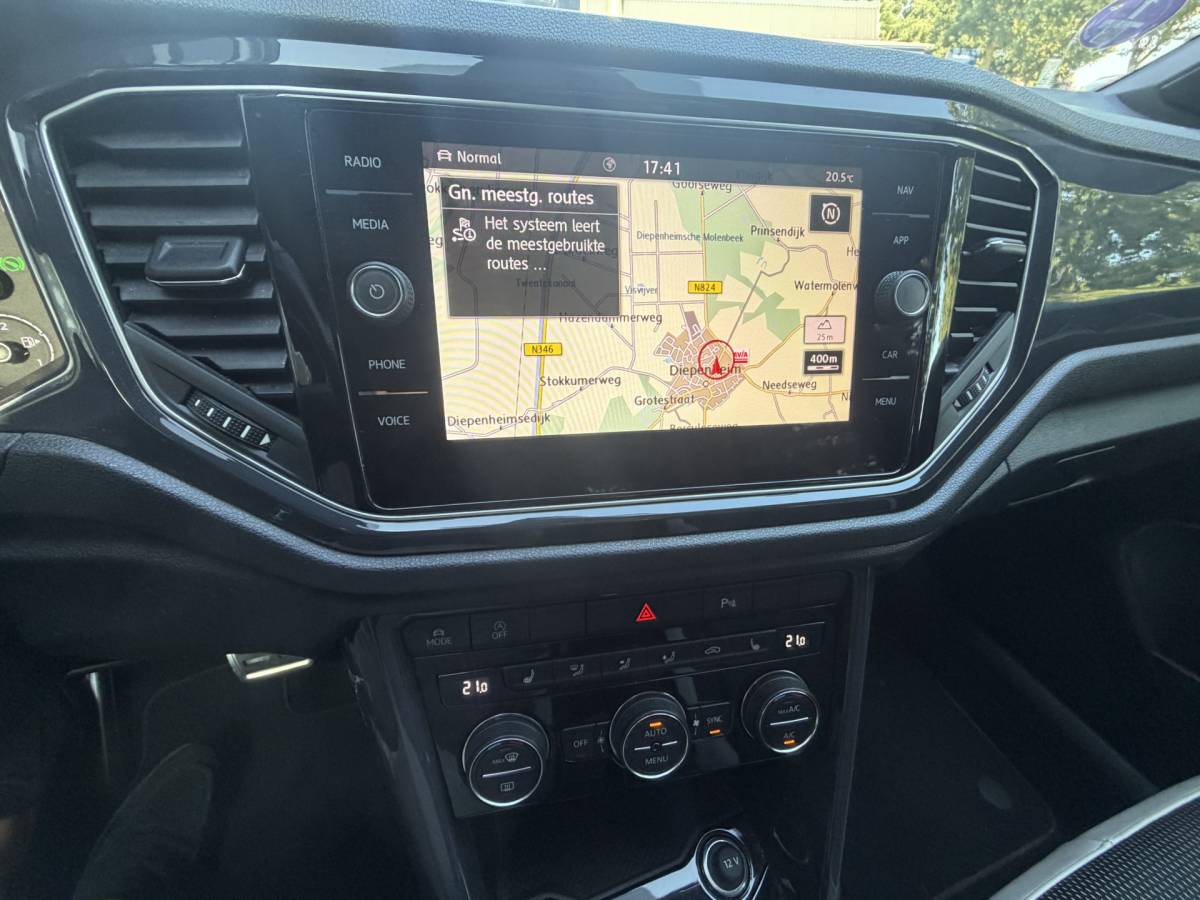 Volkswagen T-Roc Volkswagen T-Roc 1.5 TSI Sport Business R Automaat,navi,Trekhaak,Stoelverwarming,18Inch Bj 2019 Hoge Zit 150 pk