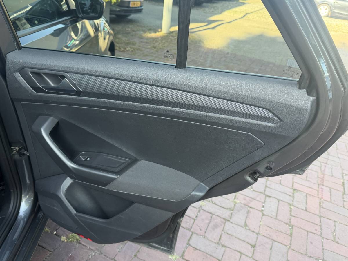 Volkswagen T-Roc Volkswagen T-Roc 1.5 TSI Sport Business R Automaat,navi,Trekhaak,Stoelverwarming,18Inch Bj 2019 Hoge Zit 150 pk