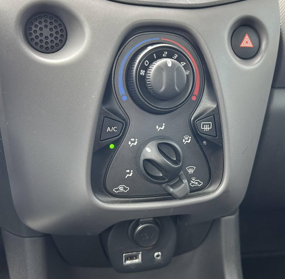 Peugeot 108 Peugeot 108 1.0 e-VTi Active 72PK | 1e Eigenaar | DEALERONDERHOUDEN | Zeer Nette Staat | NL AUTO | NAP | BTW AUTO | Prijs is inclusief BTW | Unieke Kleur Smooth Green | NAP | DAB+ | Airco | 5 Deurs | 2 Sleutels |
