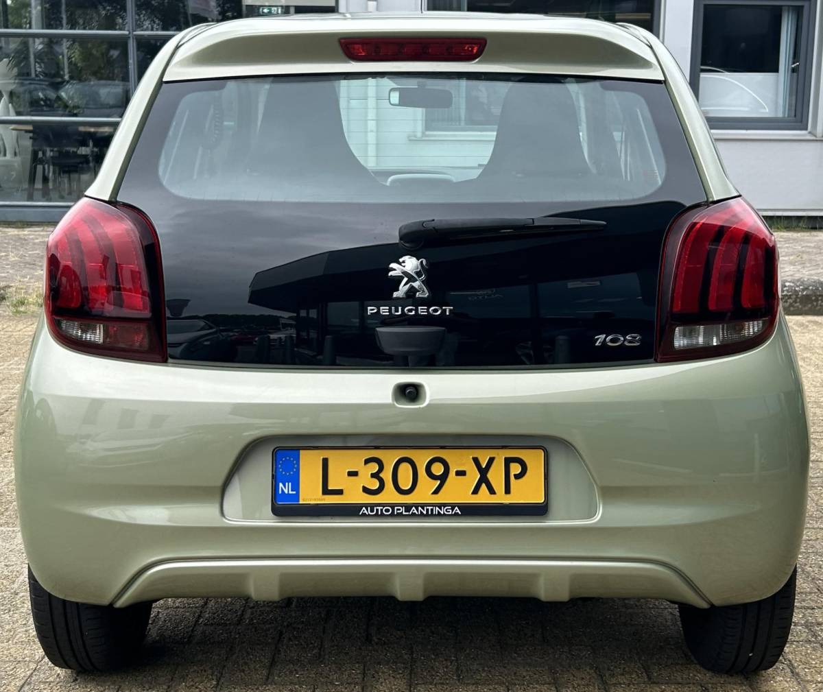 Peugeot 108 Peugeot 108 1.0 e-VTi Active 72PK | 1e Eigenaar | DEALERONDERHOUDEN | Zeer Nette Staat | NL AUTO | NAP | BTW AUTO | Prijs is inclusief BTW | Unieke Kleur Smooth Green | NAP | DAB+ | Airco | 5 Deurs | 2 Sleutels |