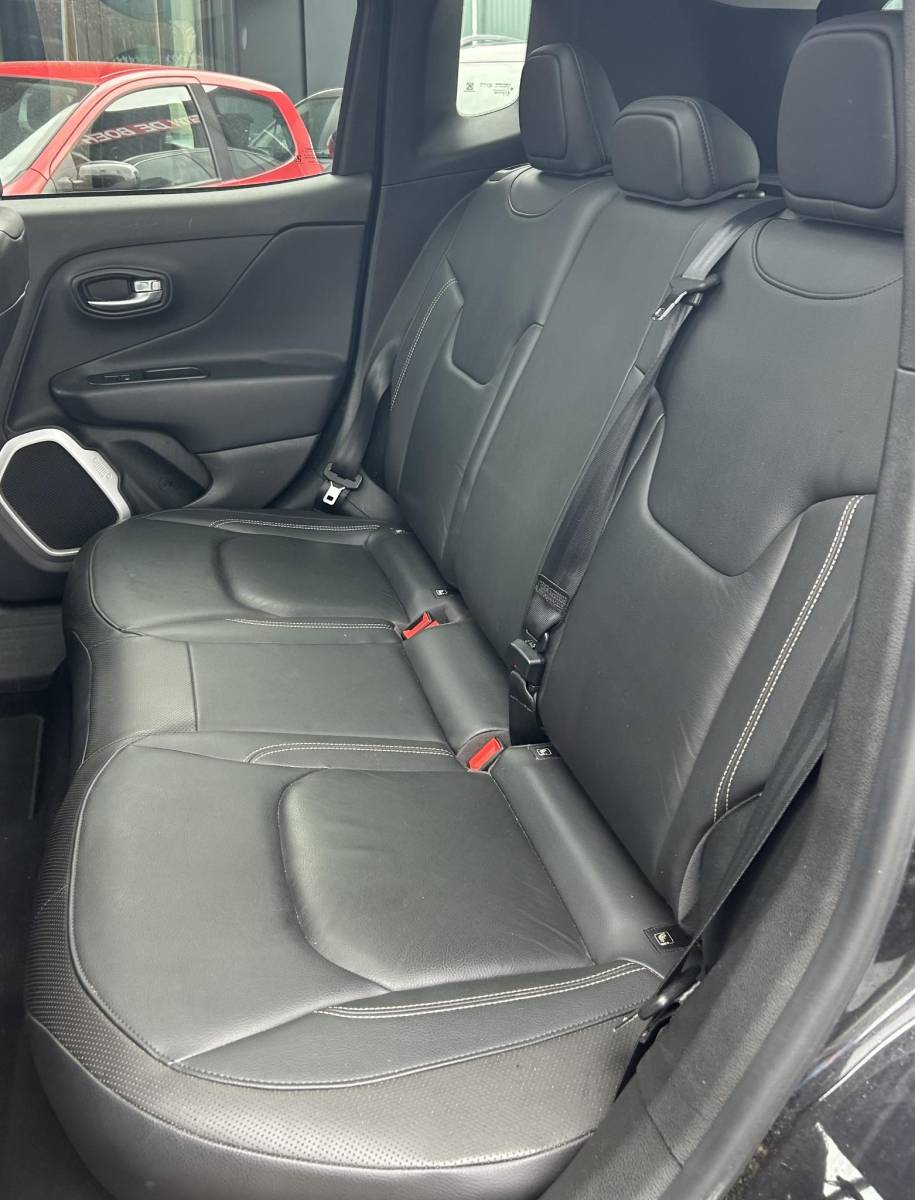 Jeep Renegade Jeep Renegade 1.4 MultiAir Limited 140PK | ZEER NETTE STAAT | 2e Eigenaar | NL Auto | NAP | Onderhoudshistorie | PANO | Lederen Bekleding | Stoelverwarming | Stuurverwarming | Navigatie | Climate Control | All Season Banden | Parkeersensoren | Privacy Glass | 2 Sleutels |