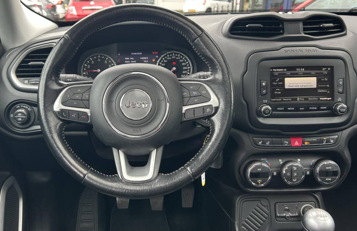Jeep Renegade Jeep Renegade 1.4 MultiAir Limited 140PK | ZEER NETTE STAAT | 2e Eigenaar | NL Auto | NAP | Onderhoudshistorie | PANO | Lederen Bekleding | Stoelverwarming | Stuurverwarming | Navigatie | Climate Control | All Season Banden | Parkeersensoren | Privacy Glass | 2 Sleutels |