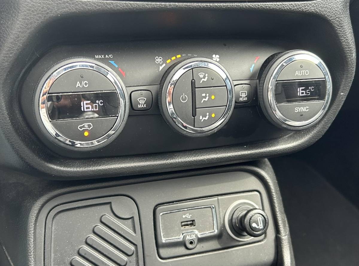 Jeep Renegade Jeep Renegade 1.4 MultiAir Limited 140PK | ZEER NETTE STAAT | 2e Eigenaar | NL Auto | NAP | Onderhoudshistorie | PANO | Lederen Bekleding | Stoelverwarming | Stuurverwarming | Navigatie | Climate Control | All Season Banden | Parkeersensoren | Privacy Glass | 2 Sleutels |