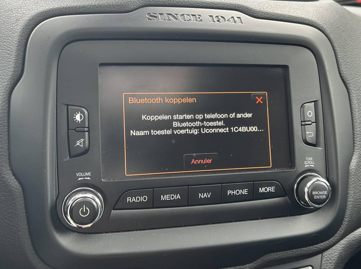 Jeep Renegade Jeep Renegade 1.4 MultiAir Limited 140PK | ZEER NETTE STAAT | 2e Eigenaar | NL Auto | NAP | Onderhoudshistorie | PANO | Lederen Bekleding | Stoelverwarming | Stuurverwarming | Navigatie | Climate Control | All Season Banden | Parkeersensoren | Privacy Glass | 2 Sleutels |
