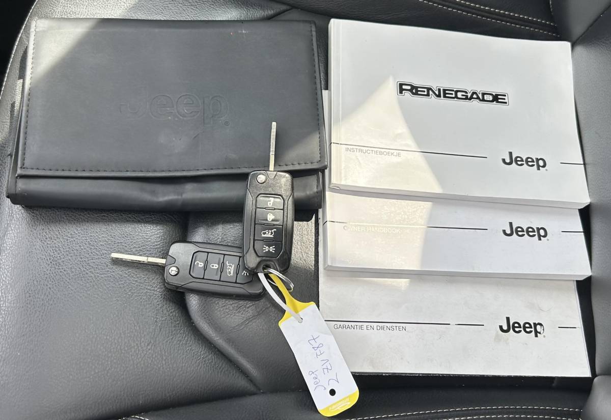 Jeep Renegade Jeep Renegade 1.4 MultiAir Limited 140PK | ZEER NETTE STAAT | 2e Eigenaar | NL Auto | NAP | Onderhoudshistorie | PANO | Lederen Bekleding | Stoelverwarming | Stuurverwarming | Navigatie | Climate Control | All Season Banden | Parkeersensoren | Privacy Glass | 2 Sleutels |