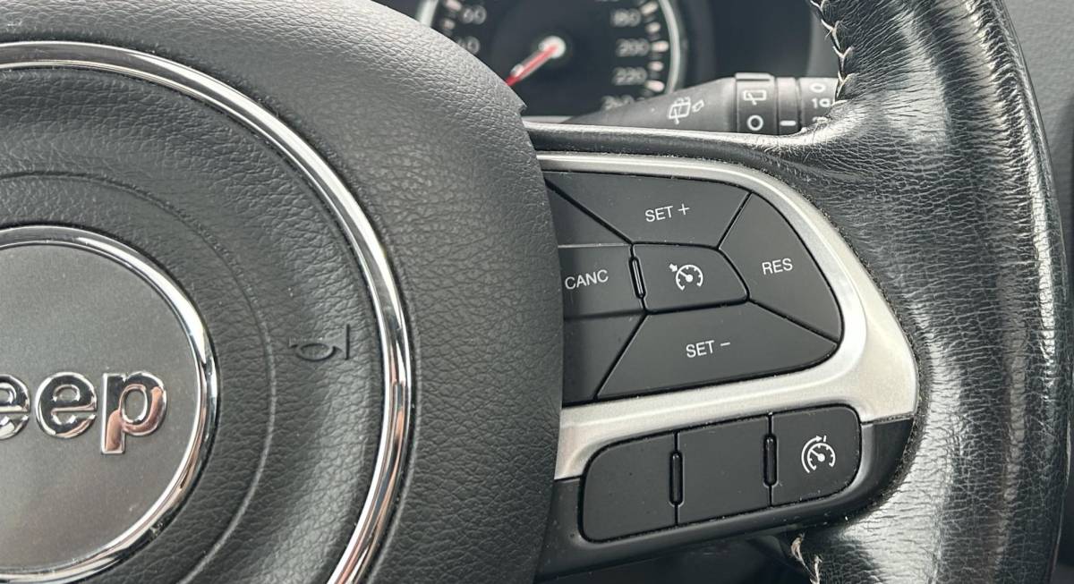 Jeep Renegade Jeep Renegade 1.4 MultiAir Limited 140PK | ZEER NETTE STAAT | 2e Eigenaar | NL Auto | NAP | Onderhoudshistorie | PANO | Lederen Bekleding | Stoelverwarming | Stuurverwarming | Navigatie | Climate Control | All Season Banden | Parkeersensoren | Privacy Glass | 2 Sleutels |