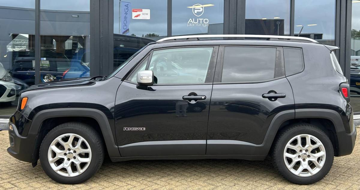 Jeep Renegade Jeep Renegade 1.4 MultiAir Limited 140PK | ZEER NETTE STAAT | 2e Eigenaar | NL Auto | NAP | Onderhoudshistorie | PANO | Lederen Bekleding | Stoelverwarming | Stuurverwarming | Navigatie | Climate Control | All Season Banden | Parkeersensoren | Privacy Glass | 2 Sleutels |