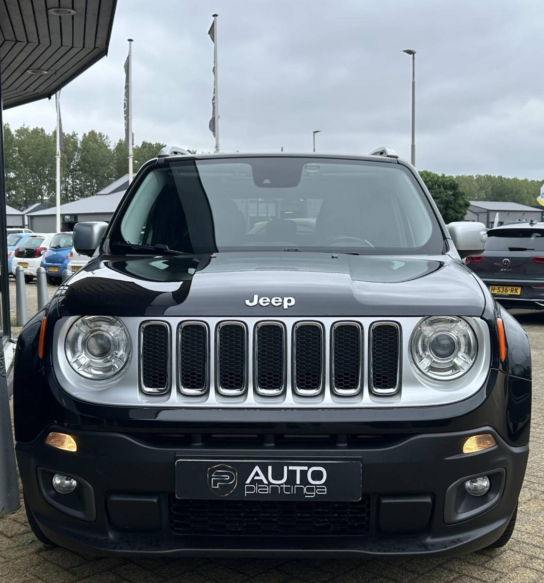 Jeep Renegade Jeep Renegade 1.4 MultiAir Limited 140PK | ZEER NETTE STAAT | 2e Eigenaar | NL Auto | NAP | Onderhoudshistorie | PANO | Lederen Bekleding | Stoelverwarming | Stuurverwarming | Navigatie | Climate Control | All Season Banden | Parkeersensoren | Privacy Glass | 2 Sleutels |