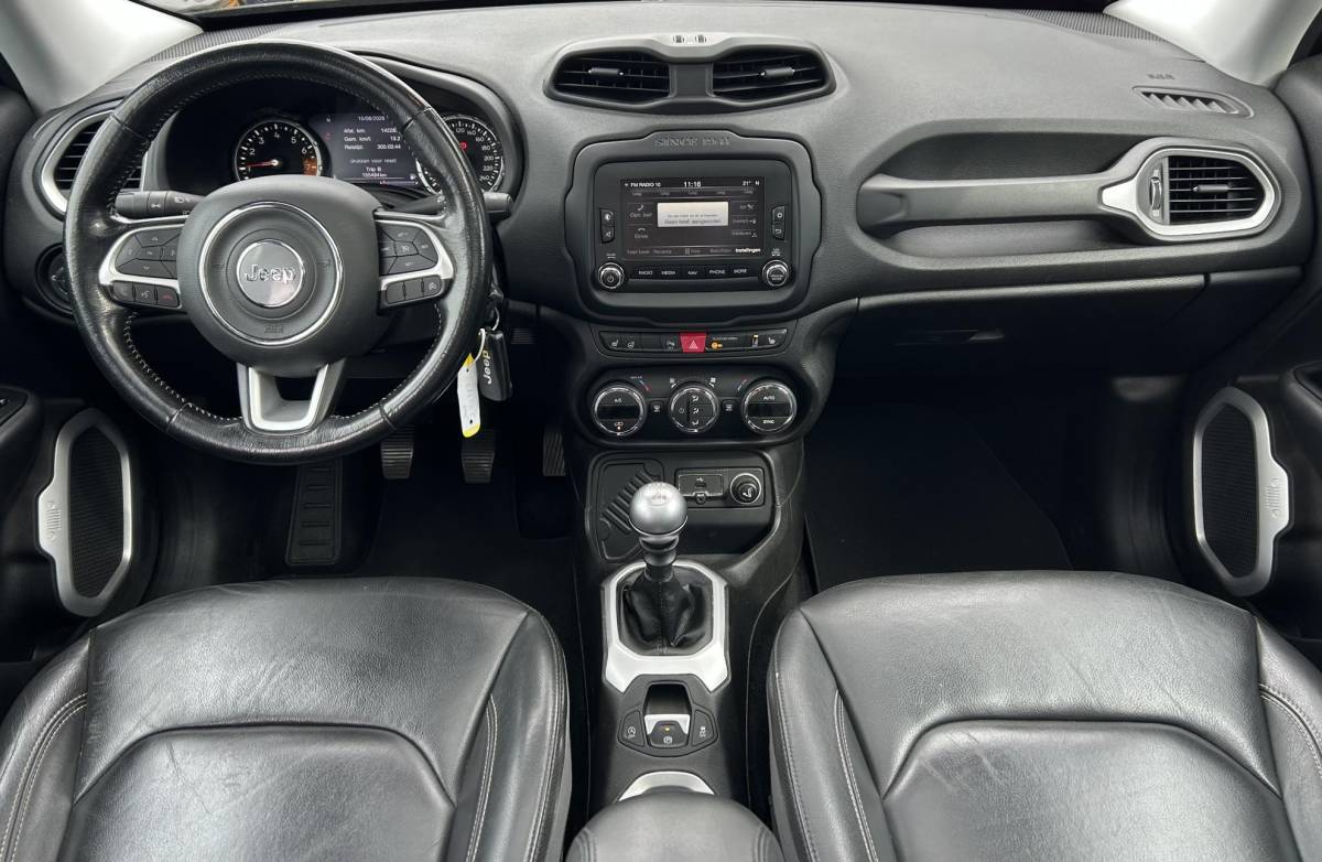 Jeep Renegade Jeep Renegade 1.4 MultiAir Limited 140PK | ZEER NETTE STAAT | 2e Eigenaar | NL Auto | NAP | Onderhoudshistorie | PANO | Lederen Bekleding | Stoelverwarming | Stuurverwarming | Navigatie | Climate Control | All Season Banden | Parkeersensoren | Privacy Glass | 2 Sleutels |