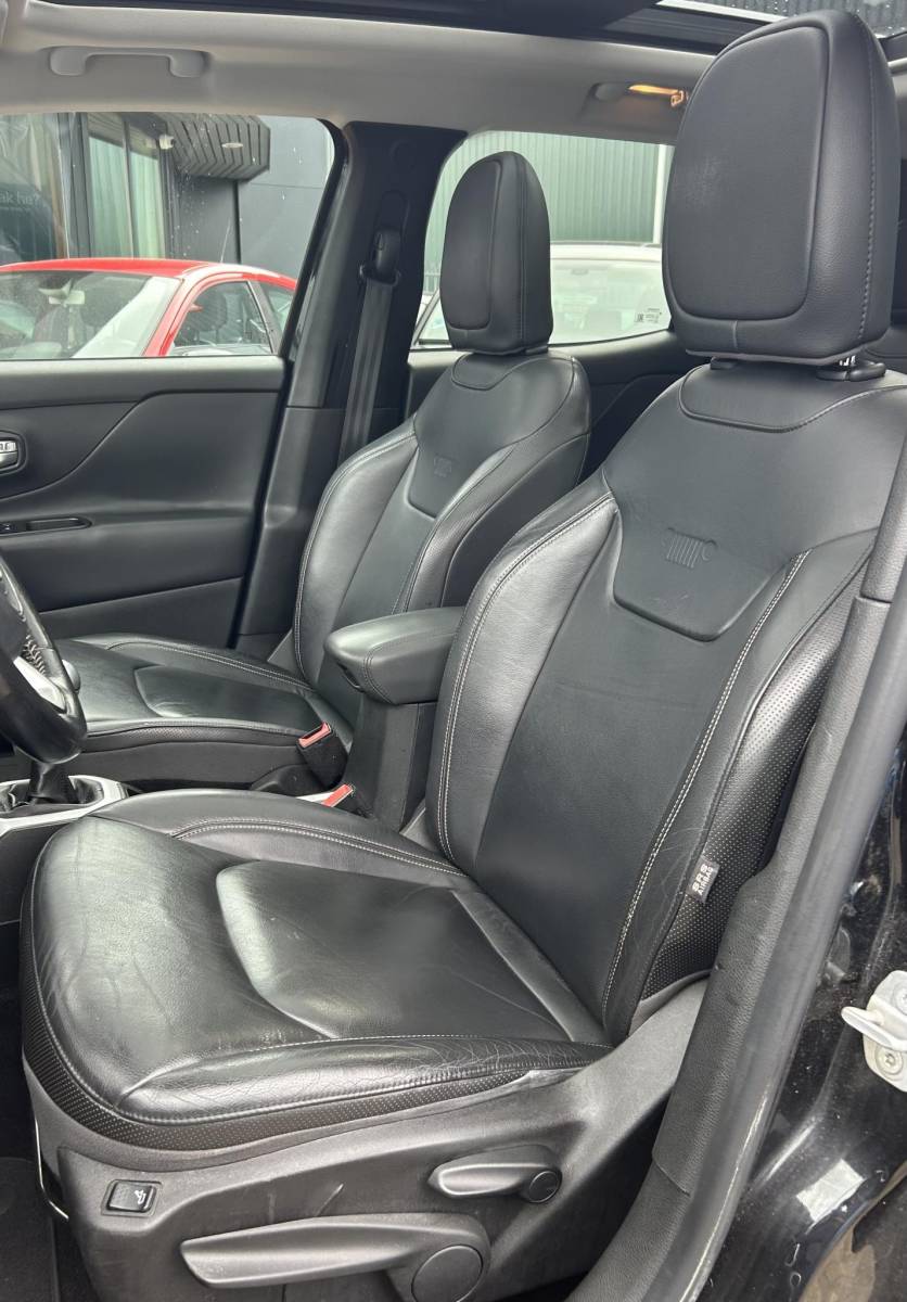 Jeep Renegade Jeep Renegade 1.4 MultiAir Limited 140PK | ZEER NETTE STAAT | 2e Eigenaar | NL Auto | NAP | Onderhoudshistorie | PANO | Lederen Bekleding | Stoelverwarming | Stuurverwarming | Navigatie | Climate Control | All Season Banden | Parkeersensoren | Privacy Glass | 2 Sleutels |