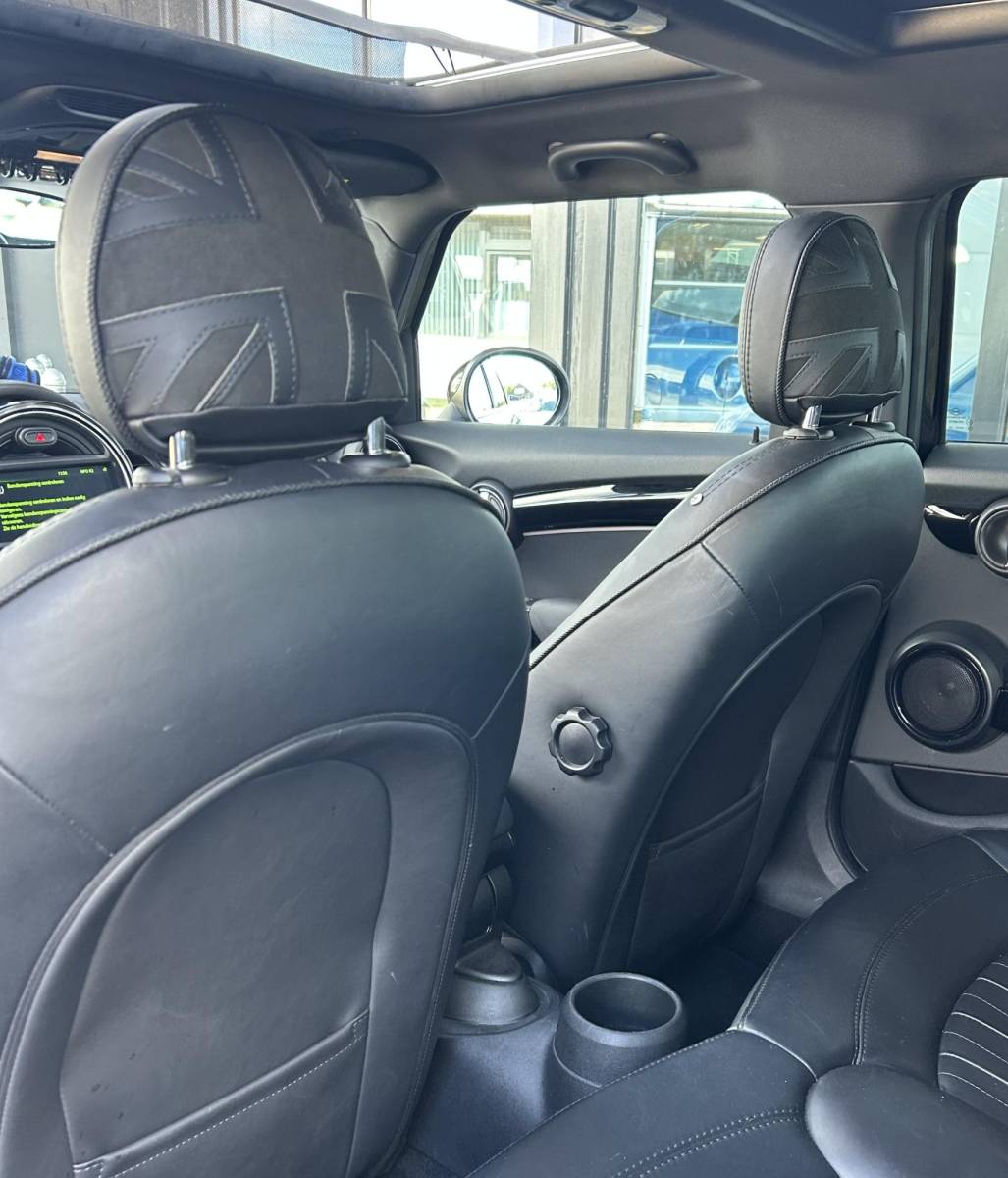 MINI 5-Deurs MINI 5-Deurs 1.5 Cooper Chili Business 136PK | AUTOMAAT | Zeer Nette Staat | NL AUTO | NAP | 5 Deurs | PANO | Led Koplampen | Lederen Bekleding | Stoelverwarming | Navigatie | Parkeersensoren | Climate Control | Cruise Control | Elektrisch schuif-/kanteldak | 2 Sleutels |