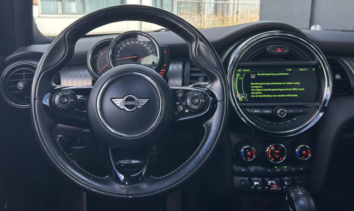 MINI 5-Deurs MINI 5-Deurs 1.5 Cooper Chili Business 136PK | AUTOMAAT | Zeer Nette Staat | NL AUTO | NAP | 5 Deurs | PANO | Led Koplampen | Lederen Bekleding | Stoelverwarming | Navigatie | Parkeersensoren | Climate Control | Cruise Control | Elektrisch schuif-/kanteldak | 2 Sleutels |