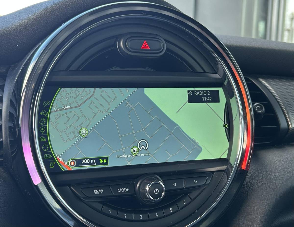 MINI 5-Deurs MINI 5-Deurs 1.5 Cooper Chili Business 136PK | AUTOMAAT | Zeer Nette Staat | NL AUTO | NAP | 5 Deurs | PANO | Led Koplampen | Lederen Bekleding | Stoelverwarming | Navigatie | Parkeersensoren | Climate Control | Cruise Control | Elektrisch schuif-/kanteldak | 2 Sleutels |