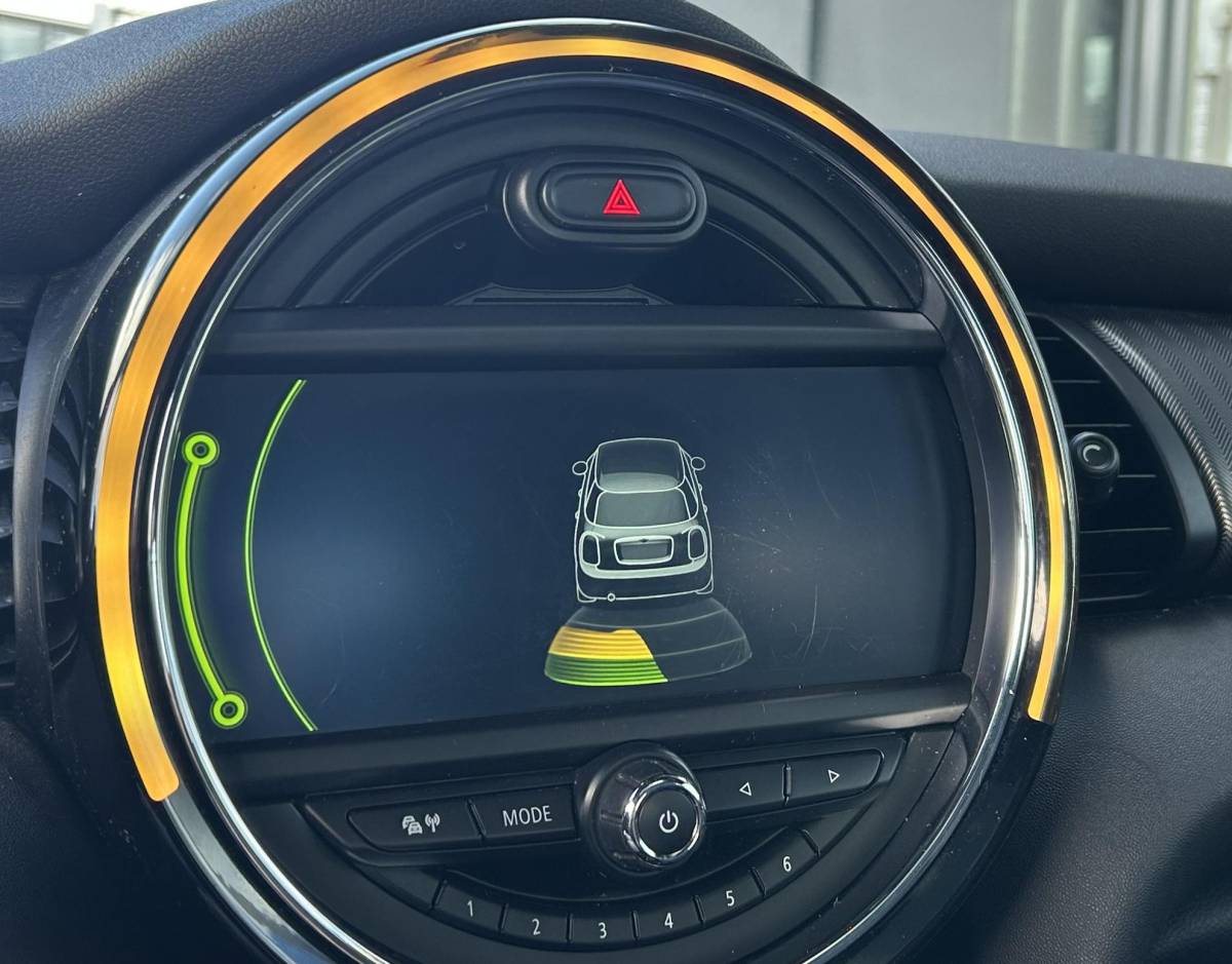 MINI 5-Deurs MINI 5-Deurs 1.5 Cooper Chili Business 136PK | AUTOMAAT | Zeer Nette Staat | NL AUTO | NAP | 5 Deurs | PANO | Led Koplampen | Lederen Bekleding | Stoelverwarming | Navigatie | Parkeersensoren | Climate Control | Cruise Control | Elektrisch schuif-/kanteldak | 2 Sleutels |