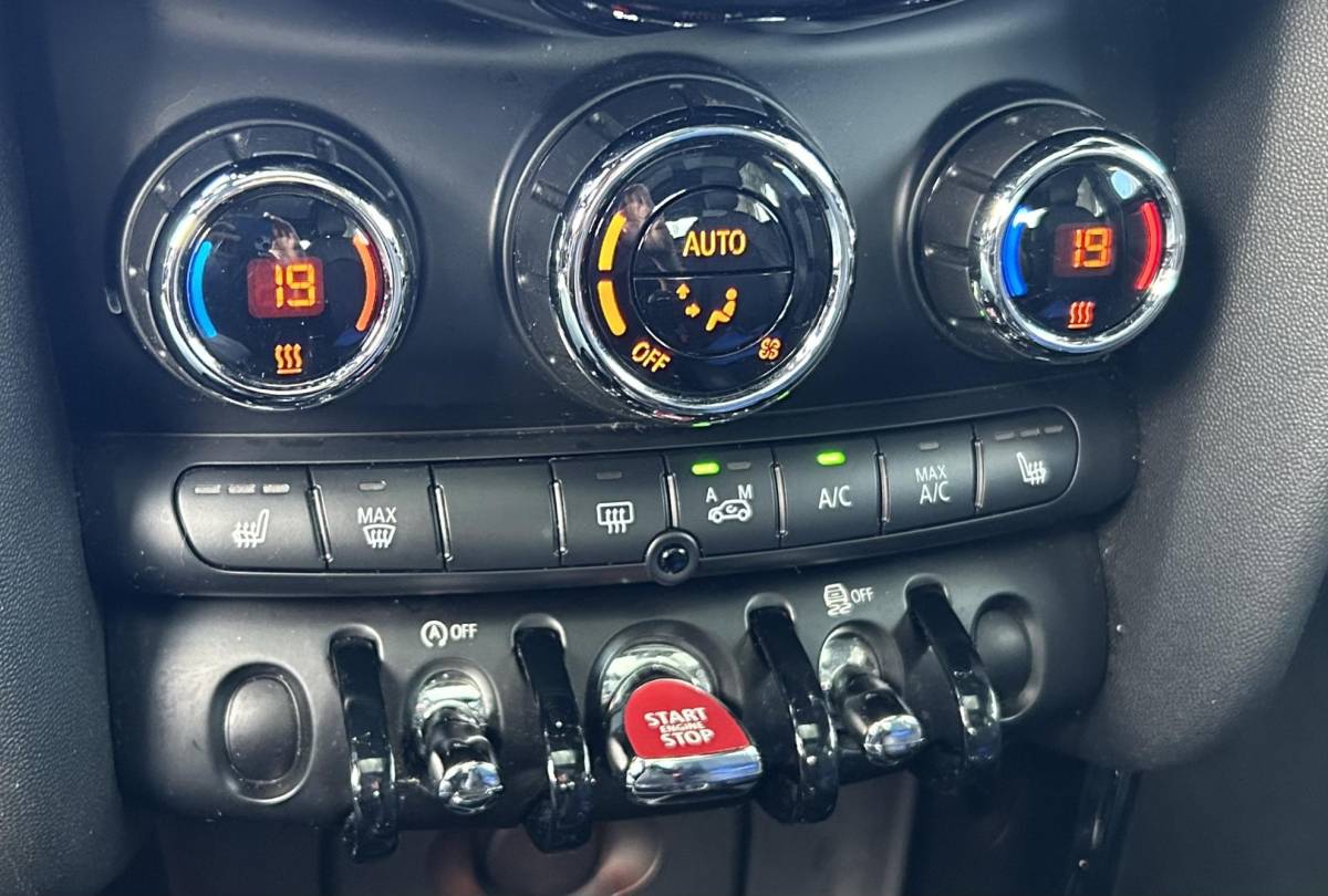 MINI 5-Deurs MINI 5-Deurs 1.5 Cooper Chili Business 136PK | AUTOMAAT | Zeer Nette Staat | NL AUTO | NAP | 5 Deurs | PANO | Led Koplampen | Lederen Bekleding | Stoelverwarming | Navigatie | Parkeersensoren | Climate Control | Cruise Control | Elektrisch schuif-/kanteldak | 2 Sleutels |