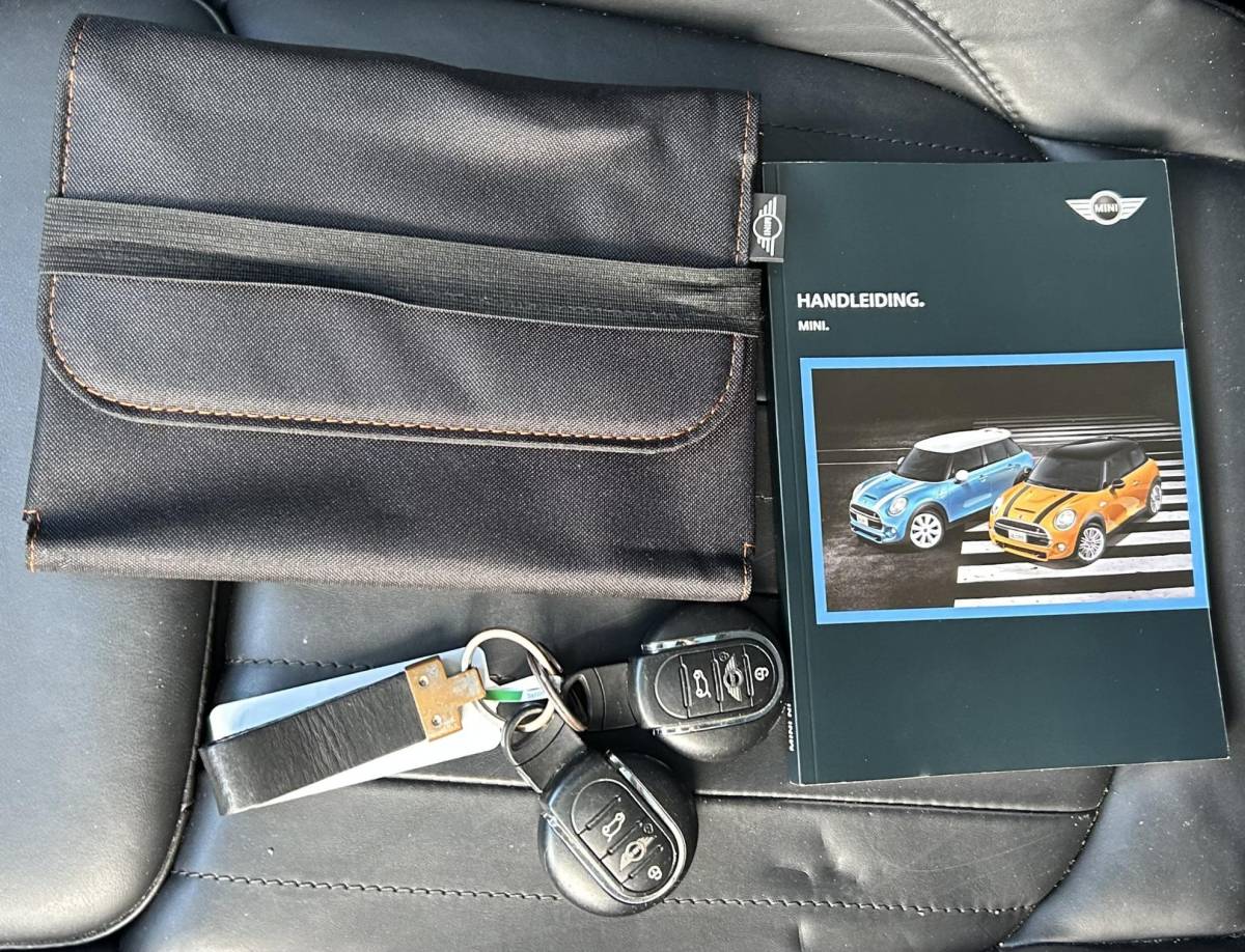 MINI 5-Deurs MINI 5-Deurs 1.5 Cooper Chili Business 136PK | AUTOMAAT | Zeer Nette Staat | NL AUTO | NAP | 5 Deurs | PANO | Led Koplampen | Lederen Bekleding | Stoelverwarming | Navigatie | Parkeersensoren | Climate Control | Cruise Control | Elektrisch schuif-/kanteldak | 2 Sleutels |
