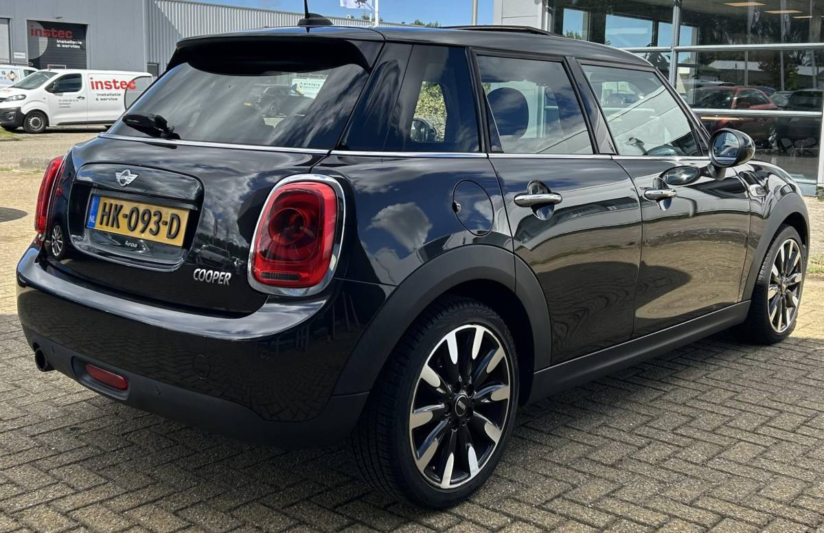 MINI 5-Deurs MINI 5-Deurs 1.5 Cooper Chili Business 136PK | AUTOMAAT | Zeer Nette Staat | NL AUTO | NAP | 5 Deurs | PANO | Led Koplampen | Lederen Bekleding | Stoelverwarming | Navigatie | Parkeersensoren | Climate Control | Cruise Control | Elektrisch schuif-/kanteldak | 2 Sleutels |