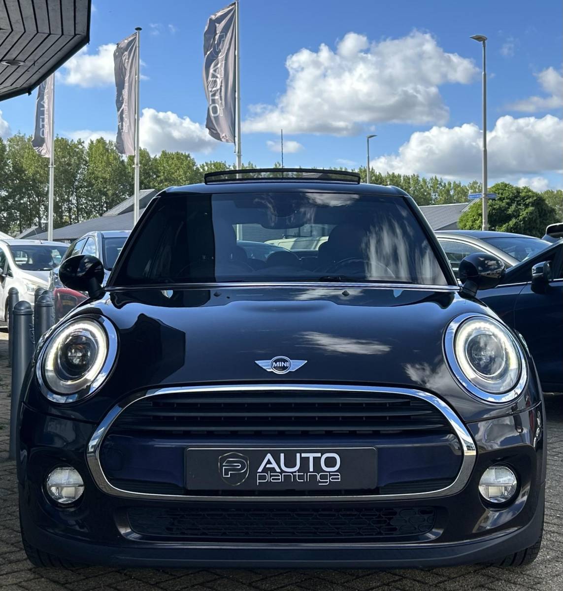 MINI 5-Deurs MINI 5-Deurs 1.5 Cooper Chili Business 136PK | AUTOMAAT | Zeer Nette Staat | NL AUTO | NAP | 5 Deurs | PANO | Led Koplampen | Lederen Bekleding | Stoelverwarming | Navigatie | Parkeersensoren | Climate Control | Cruise Control | Elektrisch schuif-/kanteldak | 2 Sleutels |