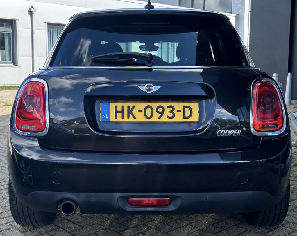 MINI 5-Deurs MINI 5-Deurs 1.5 Cooper Chili Business 136PK | AUTOMAAT | Zeer Nette Staat | NL AUTO | NAP | 5 Deurs | PANO | Led Koplampen | Lederen Bekleding | Stoelverwarming | Navigatie | Parkeersensoren | Climate Control | Cruise Control | Elektrisch schuif-/kanteldak | 2 Sleutels |