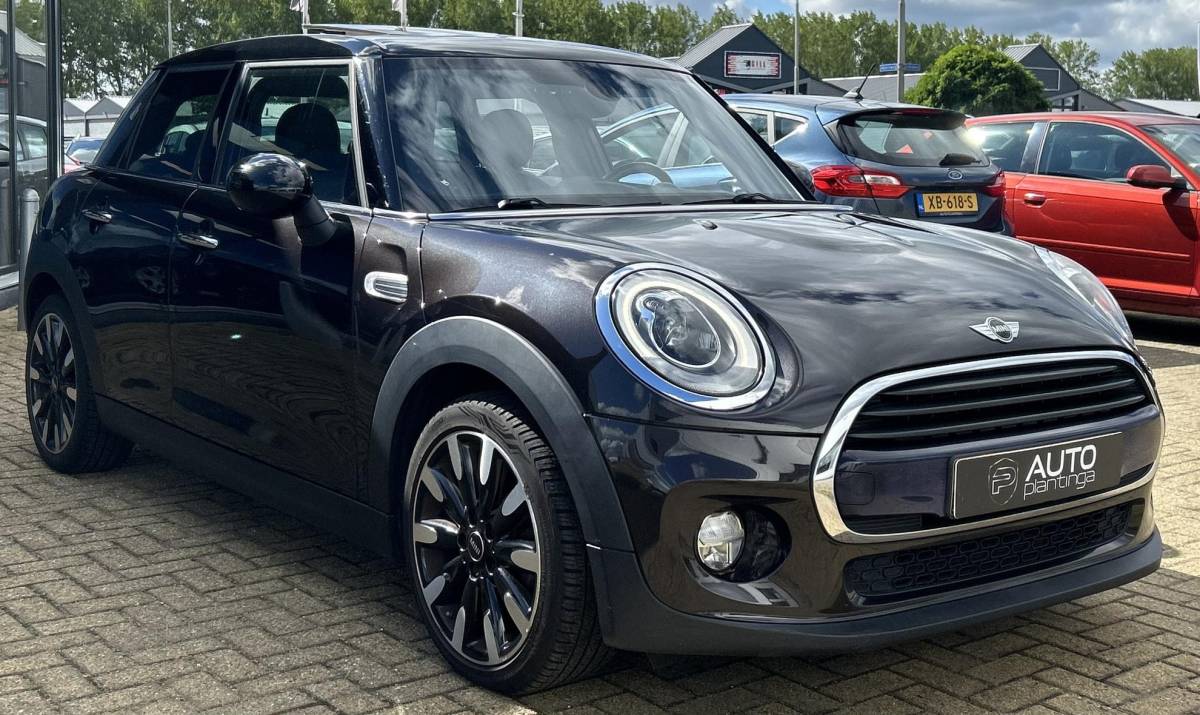 MINI 5-Deurs MINI 5-Deurs 1.5 Cooper Chili Business 136PK | AUTOMAAT | Zeer Nette Staat | NL AUTO | NAP | 5 Deurs | PANO | Led Koplampen | Lederen Bekleding | Stoelverwarming | Navigatie | Parkeersensoren | Climate Control | Cruise Control | Elektrisch schuif-/kanteldak | 2 Sleutels |