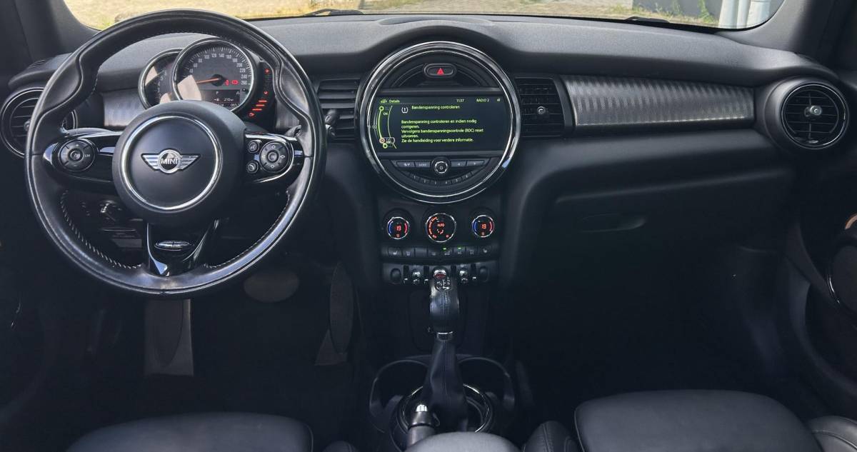 MINI 5-Deurs MINI 5-Deurs 1.5 Cooper Chili Business 136PK | AUTOMAAT | Zeer Nette Staat | NL AUTO | NAP | 5 Deurs | PANO | Led Koplampen | Lederen Bekleding | Stoelverwarming | Navigatie | Parkeersensoren | Climate Control | Cruise Control | Elektrisch schuif-/kanteldak | 2 Sleutels |