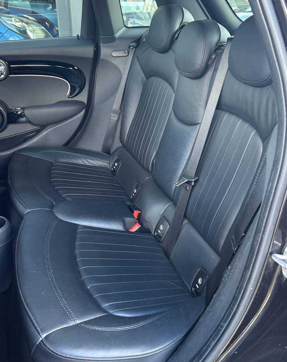MINI 5-Deurs MINI 5-Deurs 1.5 Cooper Chili Business 136PK | AUTOMAAT | Zeer Nette Staat | NL AUTO | NAP | 5 Deurs | PANO | Led Koplampen | Lederen Bekleding | Stoelverwarming | Navigatie | Parkeersensoren | Climate Control | Cruise Control | Elektrisch schuif-/kanteldak | 2 Sleutels |