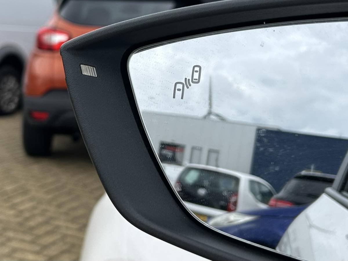 SEAT Arona SEAT Arona 1.0 TSI Style Business Intense | LUXE | 1e Eigenaar | NL AUTO | NAP | Achteruitrijcamera | Dodehoekdetectie | Adaptive Cruise Control | Carplay | Navigatie | Climate Control | Parkeersensoren Voor en Achter | Keyless Entry en Start | 2 Sleutels |