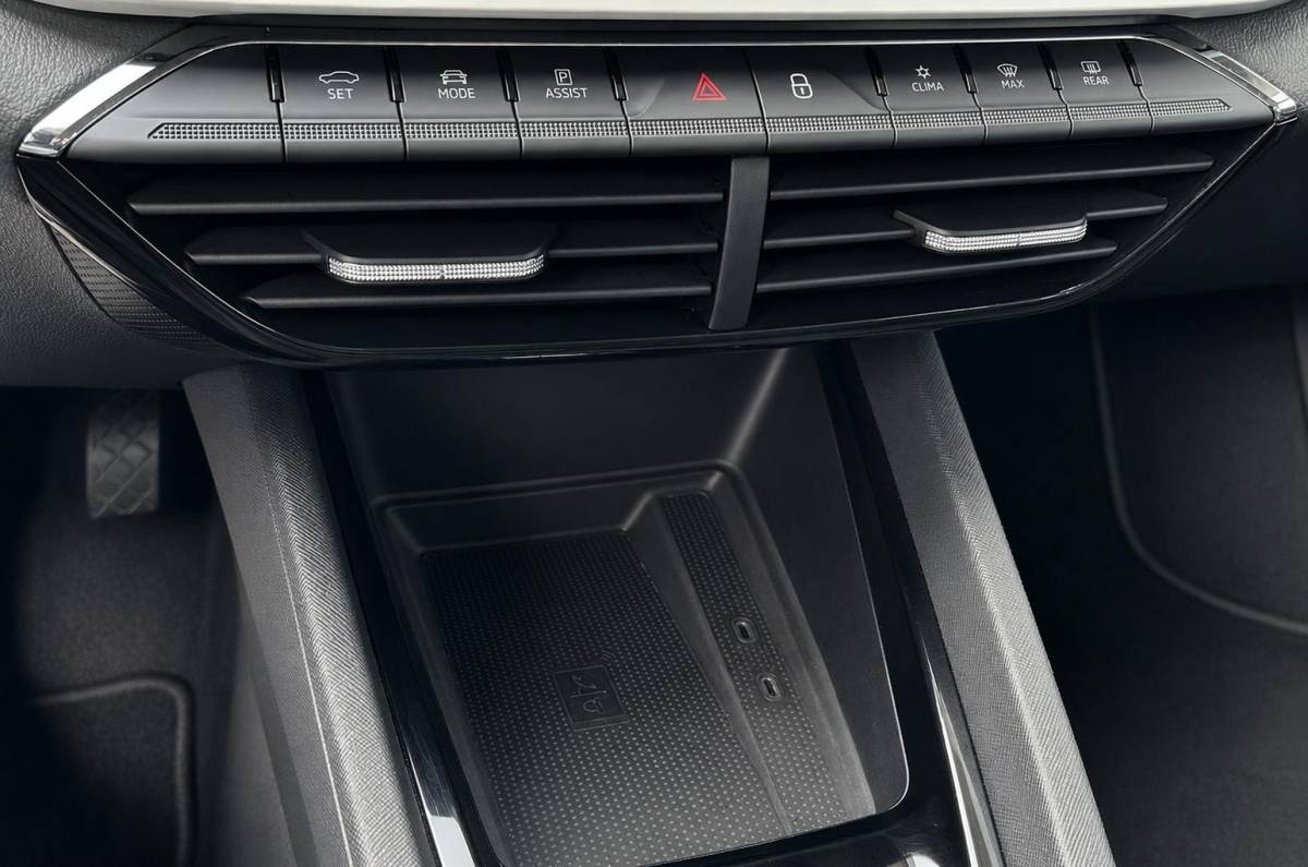 Škoda Octavia Skoda Octavia Combi 1.5 e-TSI Business Edition 150PK | NIEUW MODEL | NL AUTO | AUTOMAAT | Digital Cockpit | Trekhaak | Elektrische Achterklep | Dodehoek Detectie | Parkeersensoren Voor en Achter | Sfeer Verlichting | LED | Carplay | 2 Sleutels | NAP | Climate control |