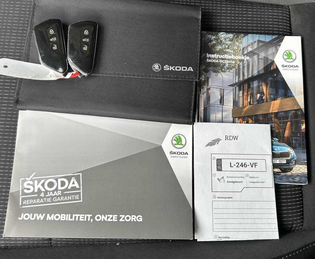 Škoda Octavia Skoda Octavia Combi 1.5 e-TSI Business Edition 150PK | NIEUW MODEL | NL AUTO | AUTOMAAT | Digital Cockpit | Trekhaak | Elektrische Achterklep | Dodehoek Detectie | Parkeersensoren Voor en Achter | Sfeer Verlichting | LED | Carplay | 2 Sleutels | NAP | Climate control |