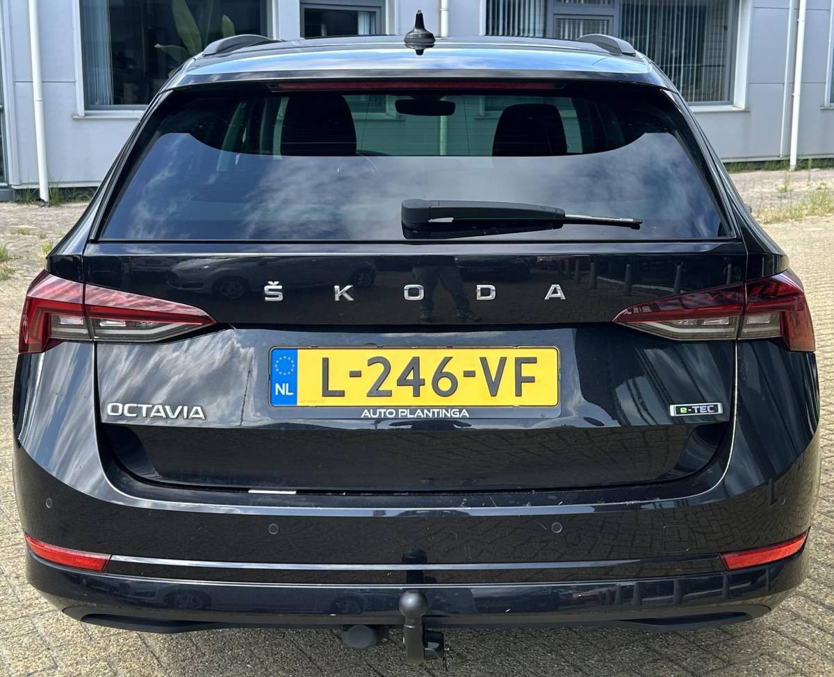 Škoda Octavia Skoda Octavia Combi 1.5 e-TSI Business Edition 150PK | NIEUW MODEL | NL AUTO | AUTOMAAT | Digital Cockpit | Trekhaak | Elektrische Achterklep | Dodehoek Detectie | Parkeersensoren Voor en Achter | Sfeer Verlichting | LED | Carplay | 2 Sleutels | NAP | Climate control |