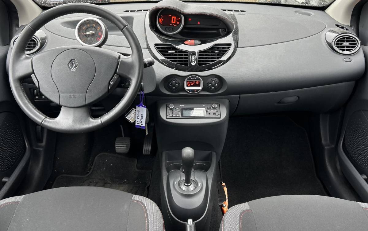 Renault Twingo Renault Twingo 1.2 16V Dynamique 75PK | AUTOMAAT | UNIEKE KM STAND 9.400 KM! | 2e Eigenaar | NL AUTO | NAP | Cruise Control | Climate Control | APK tot 26-05-2027 | 2 Sleutels |